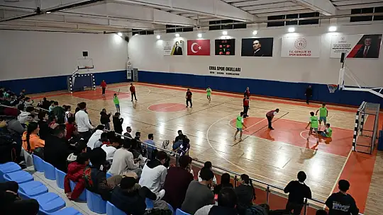 Şehir protokolü ile ERVA Sporcuları futbol maçında karşı karşıya geldi