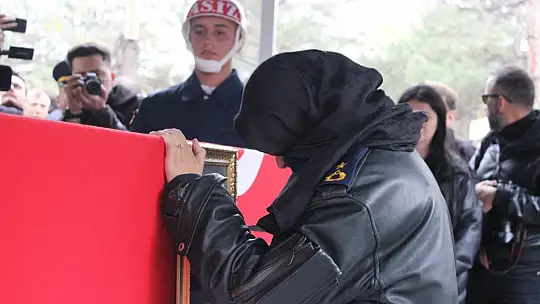 Şehit eşini askeri montuyla son yolculuğuna uğurladı