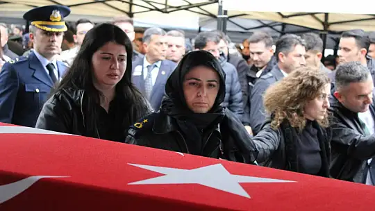 Şehit eşini askeri montuyla son yolculuğuna uğurladı