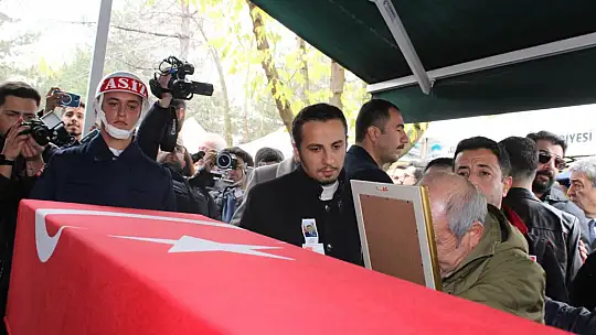 Şehit eşini askeri montuyla son yolculuğuna uğurladı