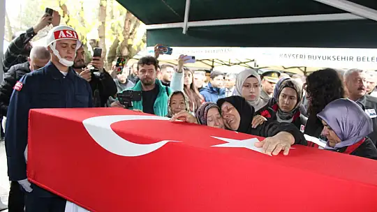 Şehit eşini askeri montuyla son yolculuğuna uğurladı