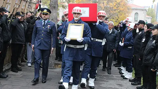 Şehit eşini askeri montuyla son yolculuğuna uğurladı