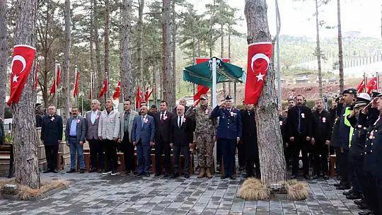 Şehit polisler mezarları başında anıldı