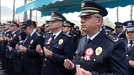 Şehit polisler mezarları başında anıldı