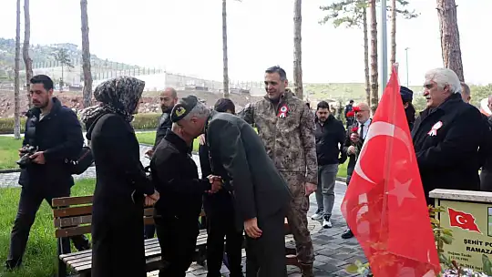 Şehit polisler mezarları başında anıldı