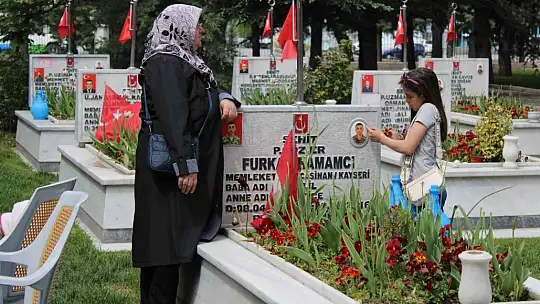 Şehitlikte buruk Anneler Günü
