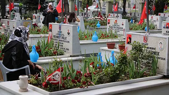 Şehitlikte buruk Anneler Günü