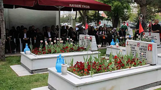 Şehitlikte buruk Anneler Günü