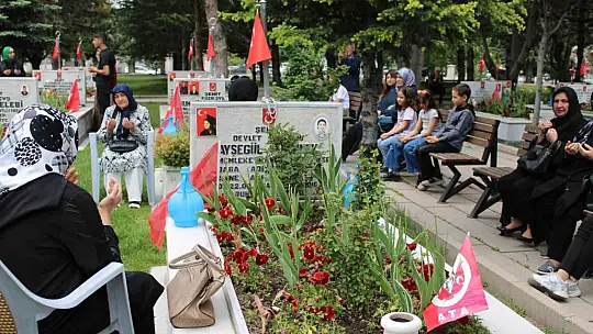 Şehitlikte buruk Anneler Günü