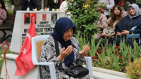 Şehitlikte buruk Anneler Günü