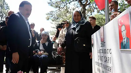 Şehitlikte hüzünlü arife