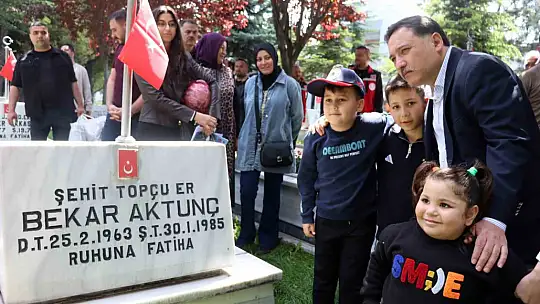 Şehitlikte hüzünlü arife