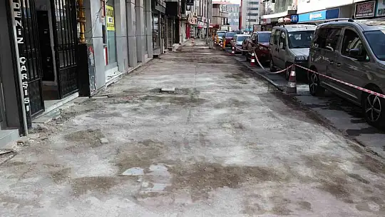 Şehrin merkezindeki caddelerin yaya yolları yenileniyor