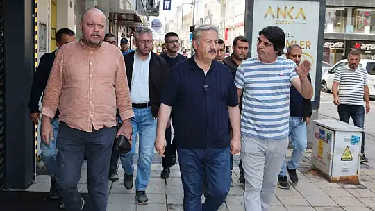 Şehrin merkezindeki caddelerin yaya yolları yenileniyor