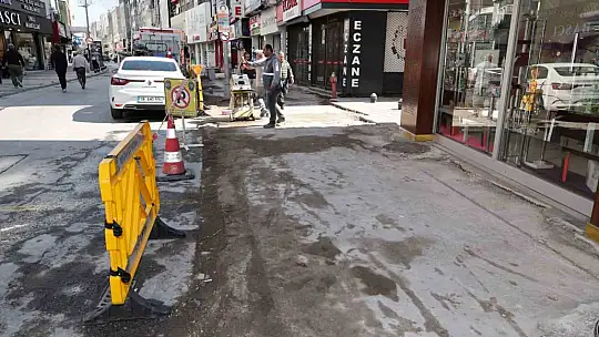 Şehrin merkezindeki caddelerin yaya yolları yenileniyor