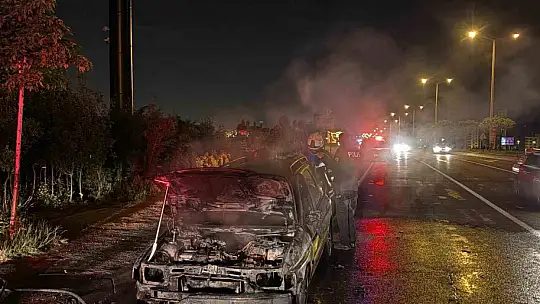Seyir halinde alev alan otomobil kullanılamaz hale geldi