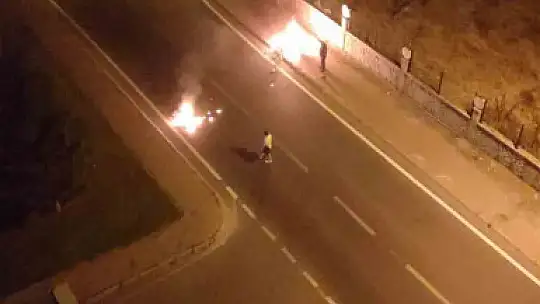 Seyir halindeki motosiklet alev alev yandı