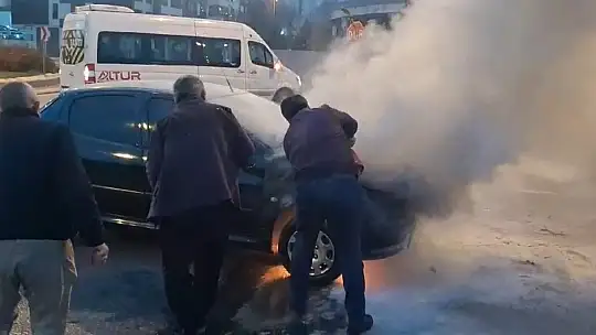 Seyir halindeki otomobil yandı