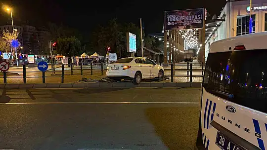 Seyir halindeyken uyuyan otomobil sürücüsü bariyerlere girdi