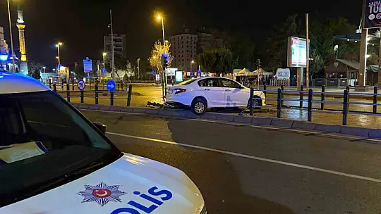 Seyir halindeyken uyuyan otomobil sürücüsü bariyerlere girdi