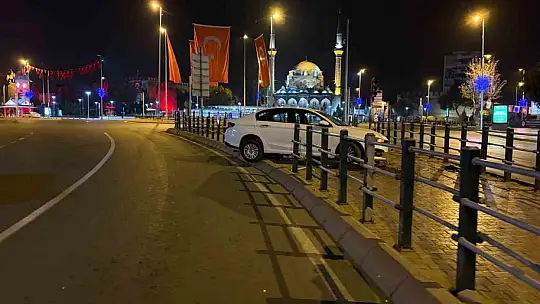 Seyir halindeyken uyuyan otomobil sürücüsü bariyerlere girdi