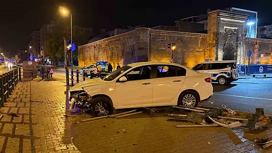 Seyir halindeyken uyuyan otomobil sürücüsü bariyerlere girdi