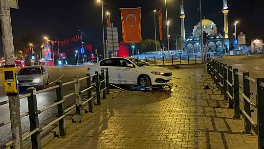 Seyir halindeyken uyuyan otomobil sürücüsü bariyerlere girdi