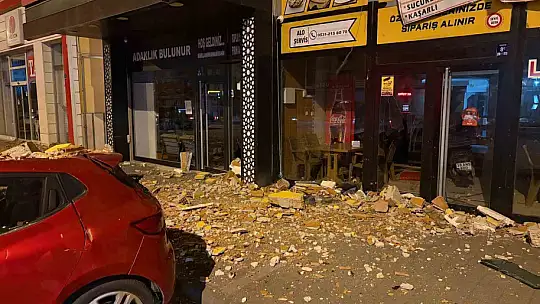 Şiddetli rüzgar binanın duvarını uçurdu