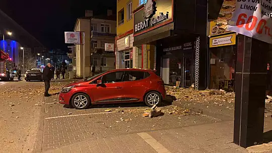 Şiddetli rüzgar binanın duvarını uçurdu