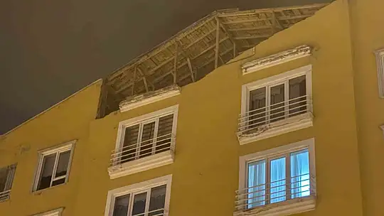 Şiddetli rüzgar binanın duvarını uçurdu