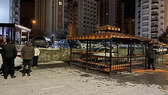 Şiddetli rüzgar, söktüğü kamelyayı bozmadan yola kondurdu