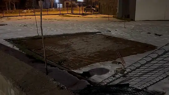 Şiddetli rüzgar, söktüğü kamelyayı bozmadan yola kondurdu