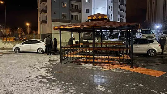 Şiddetli rüzgar, söktüğü kamelyayı bozmadan yola kondurdu