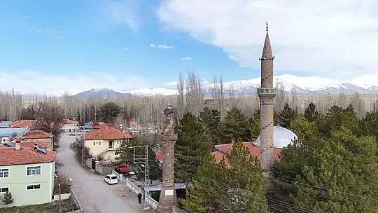 Şıhbarak mahallesinde baharın müjdecisi leylekler yuvalarına döndü