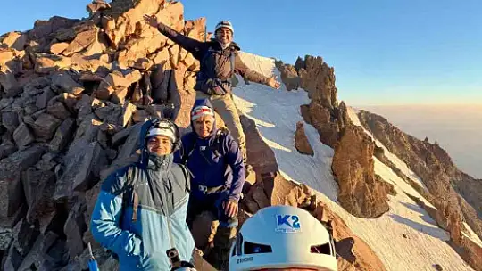 Âşık Seyrânî için Erciyes'in zirvesine anlamlı tırmanış