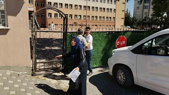 Sınava geç kalan öğrencinin ailesinden gazetecilere tepki