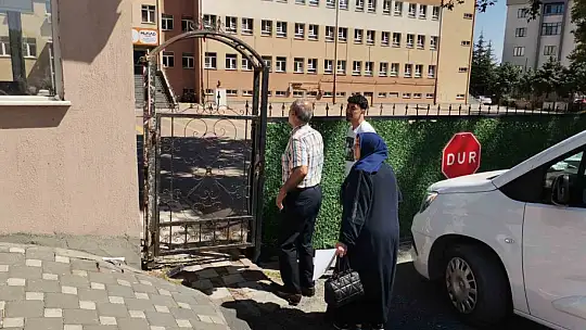 Sınava geç kalan öğrencinin ailesinden gazetecilere tepki
