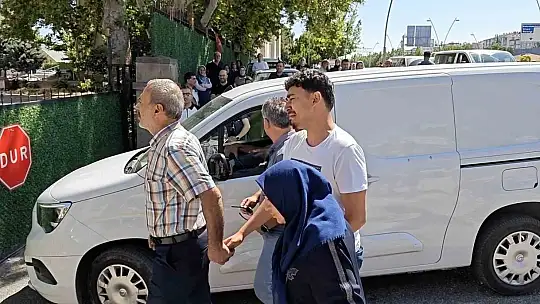 Sınava geç kalan öğrencinin ailesinden gazetecilere tepki