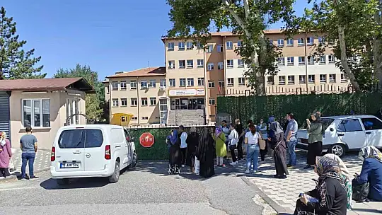 Sınava geç kalan öğrencinin ailesinden gazetecilere tepki
