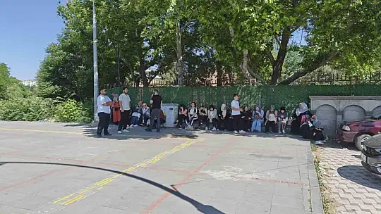 Sınava geç kalan öğrencinin ailesinden gazetecilere tepki