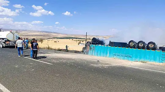 Şoför yan yatıp yanan tırdan atlayarak kurtuldu