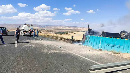 Şoför yan yatıp yanan tırdan atlayarak kurtuldu