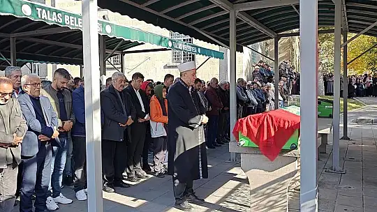 Sokak ortasında öldürülen kadına oğlundan son görev