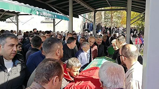 Sokak ortasında öldürülen kadına oğlundan son görev