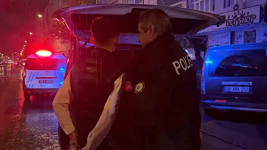 Sokak ortasında tüfekle dolaşan çocuk, kovalamaca sonucu yakalandı