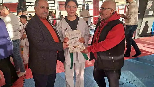 Sporcu fabrikası tekvandocuları kuşak taktı