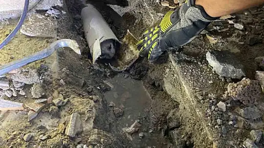 Su borusuna sıkışan yavru kediyi itfaiye kurtardı
