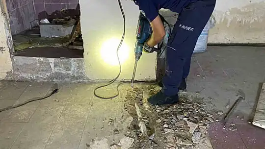 Su borusuna sıkışan yavru kediyi itfaiye kurtardı