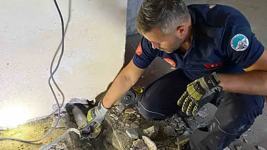 Su borusuna sıkışan yavru kediyi itfaiye kurtardı