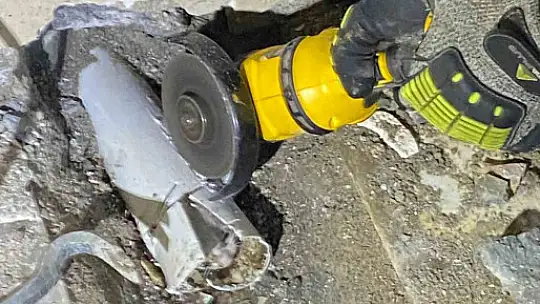 Su borusuna sıkışan yavru kediyi itfaiye kurtardı